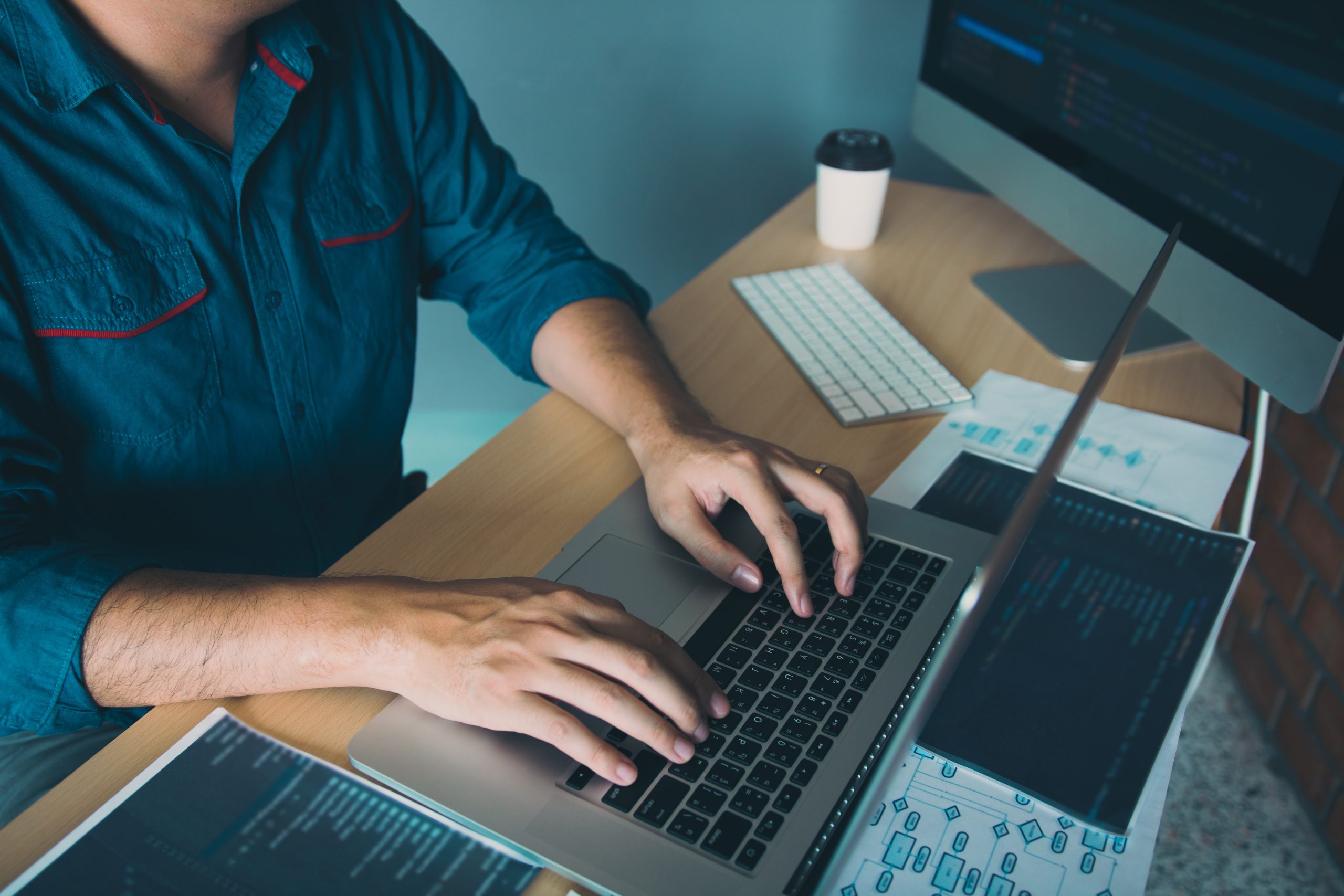 Desarrollador web trabajando en su computadora
